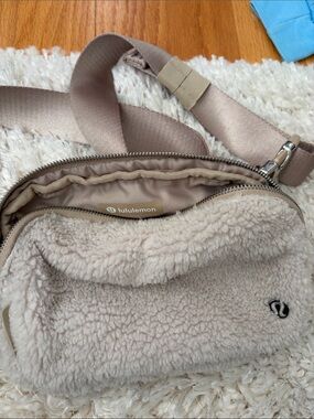 lululemon athletica Sherpa Crossbody Bag beige belt bag great condition